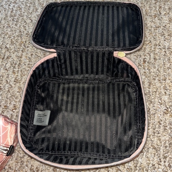Like new victorias secret 4 piece make up bag set - Picture 4 of 7